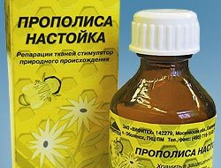 Настойка прополиса из аптеки и тампон в нос