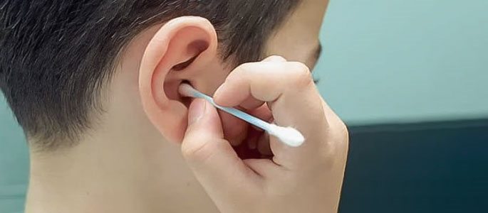 Чистка палочками ушных пробок