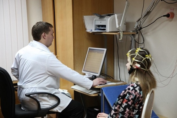 получает информацию