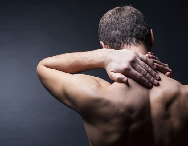 занимается спортом сильный человек